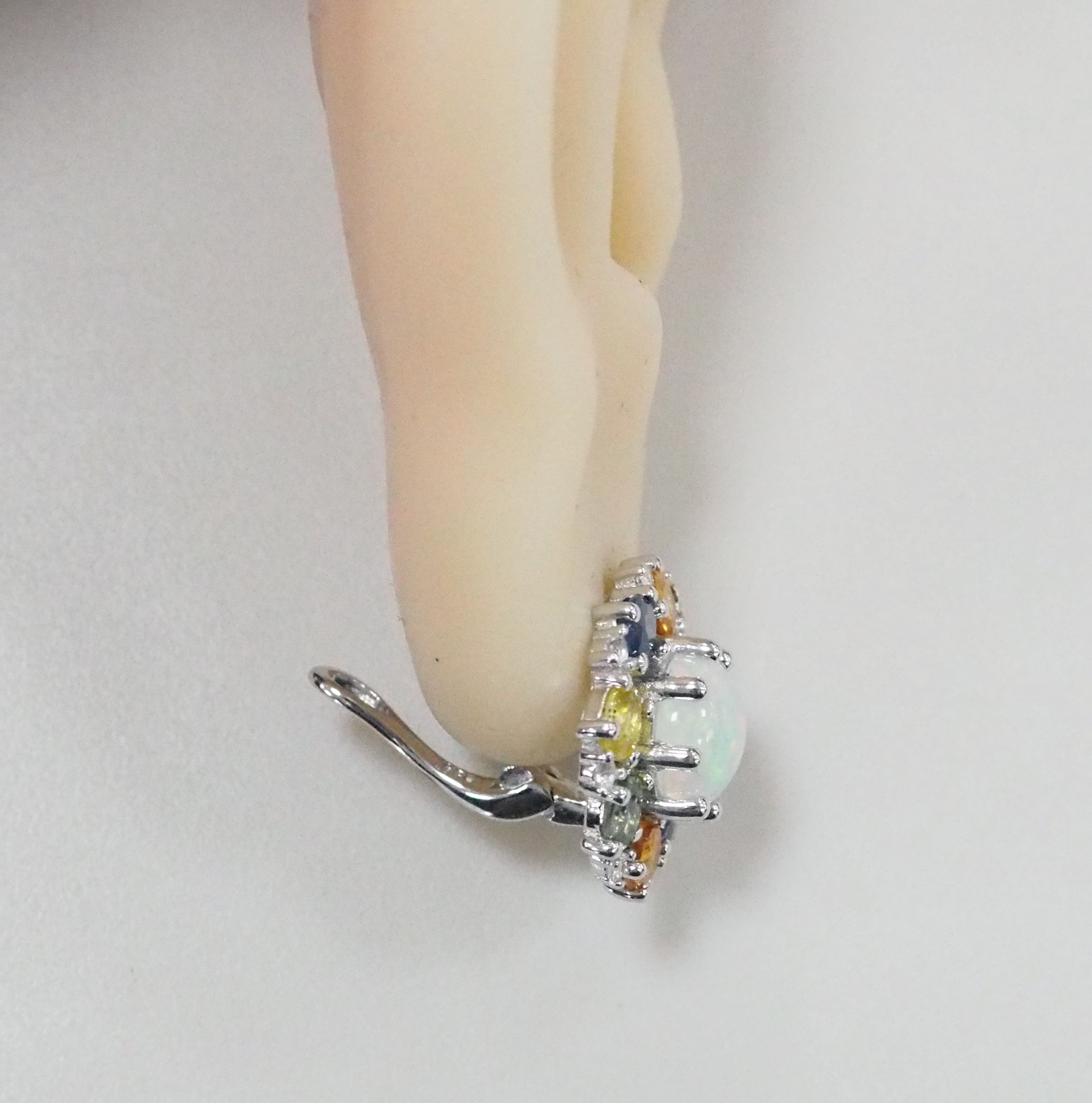Серебряные серьги 925 пробы; вставки 2 Опал белый 2,7ct; 16 Топаз белый 0,26ct; 16 Мультисапфир 3,32ct;